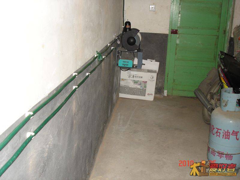 前面提到的电源线，可以同时接4个工具插座，而不不用拔来拔去的，工具一次排开，效率啊。
