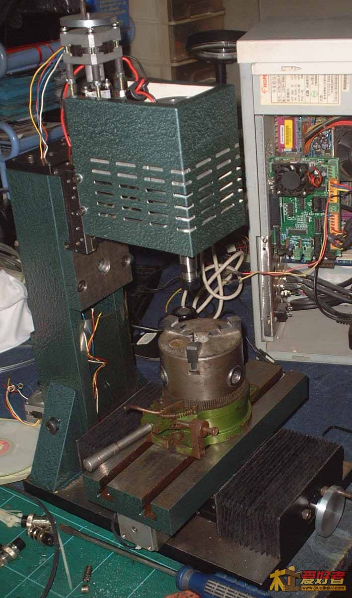 加旋转工作台的样子，Z轴也是需要整体向上移动，这是专门用来雕铣皮雕印花工具的哟