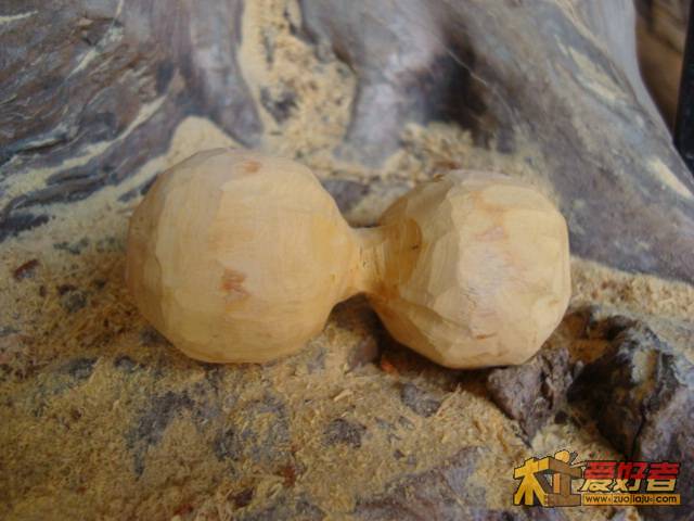锯好后用吊塺磨圆滑