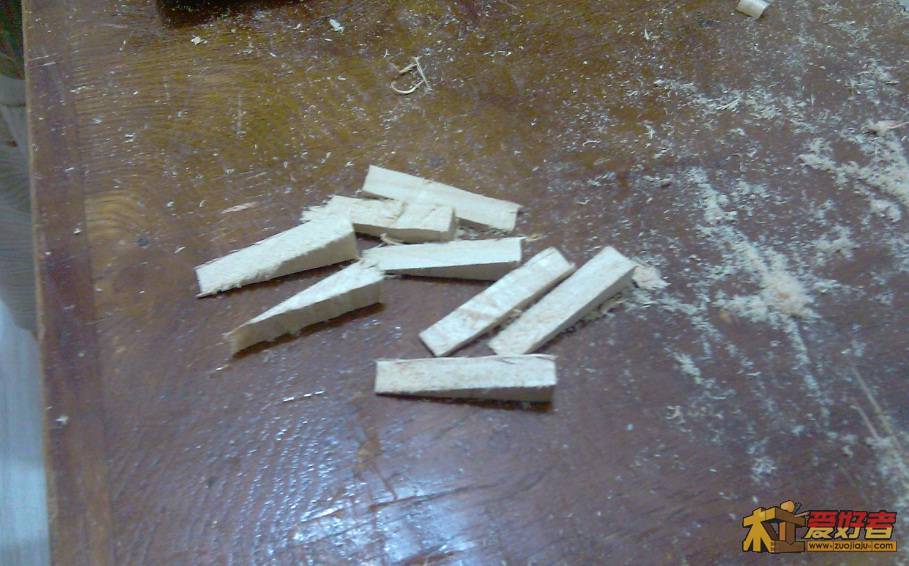 060-大边上的4个榫全用破头双楔,一共8个楔.jpg