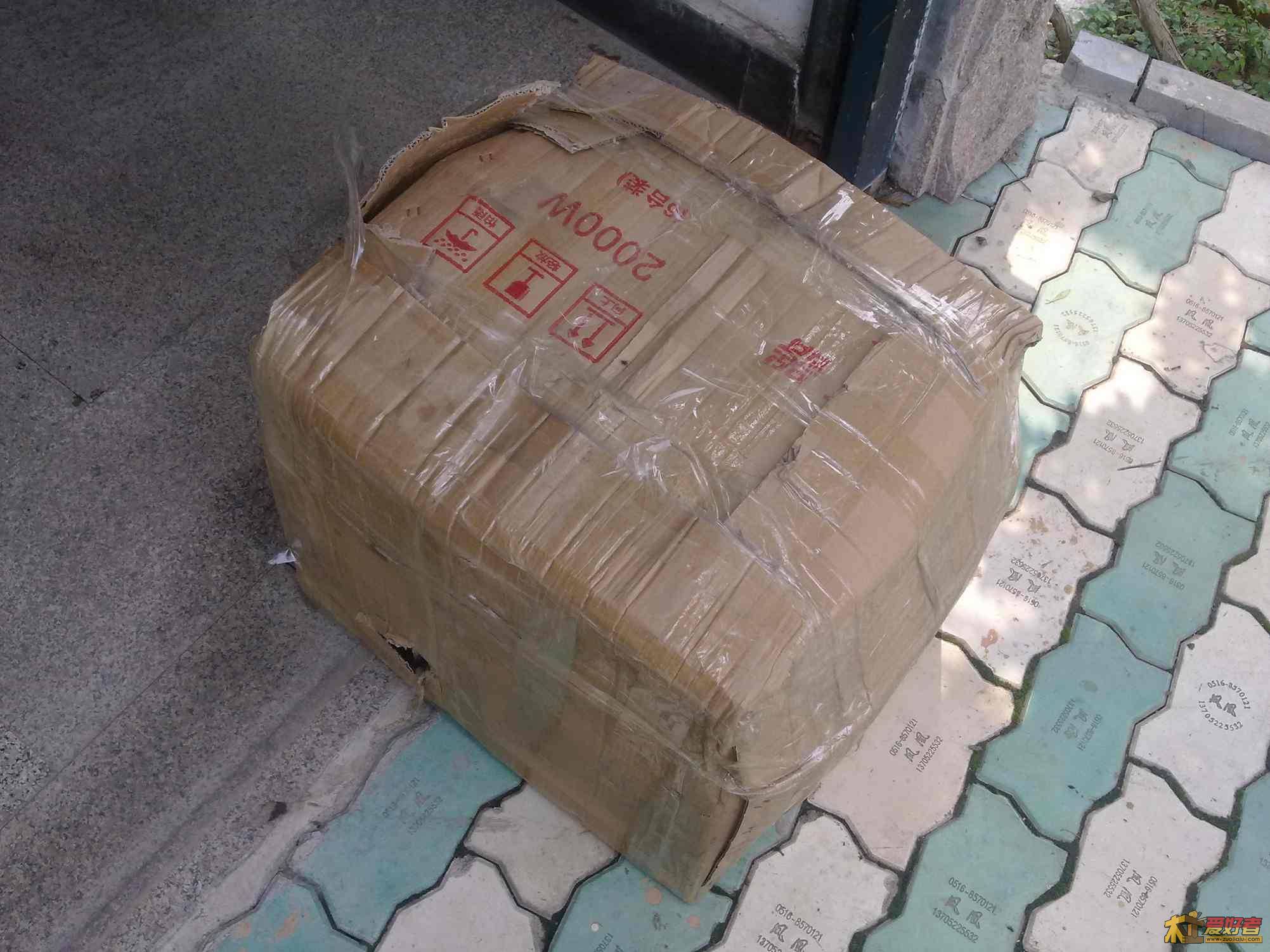 外包装哪里是木架，简直就是一个木箱，后备箱放不下，借来工具烈日下拆了它，到家了