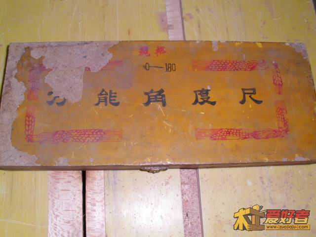 不锈钢直尺的厚度2。5MM质量非常好，其他零件都是铸钢的。
