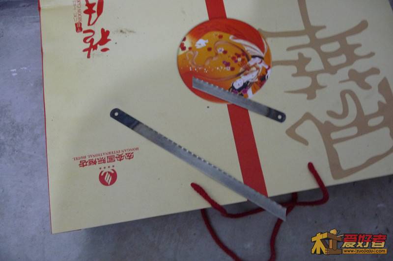 十几年没用锯了，掌握不好，断了一根锯条
