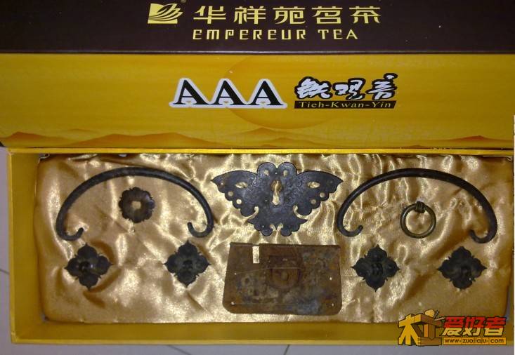 箱子上的锁跟把手
