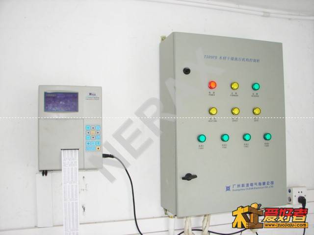 电脑监控蒸汽式木材干燥炉1控制室.JPG