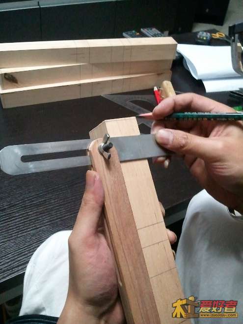 013-用斜尺画出榫肩线-这个斜尺也算自制工具之一.jpg
