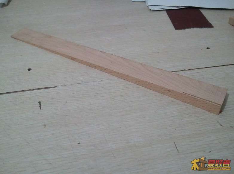 026-准备开搞.先看这个简单的治具,根据需要的斜度裁出的垫木.jpg