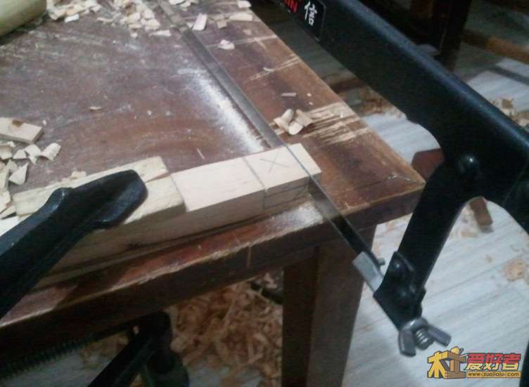 056-开始锯榫,从枨料开始,截去多余的部分.jpg