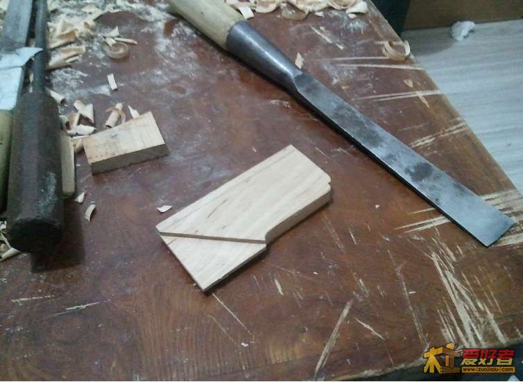 064-牙条角用合掌式榫合,牙头出榫舌,等比缩出的尺寸,再加上材料的限制,做出的牙子厚度.jpg