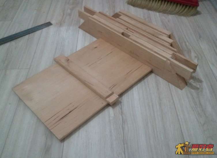 072-穿带先简单修出形,不然攒好边抹后就无法下手了,穿带对应大边上的卯是在深夜搞的,根.jpg