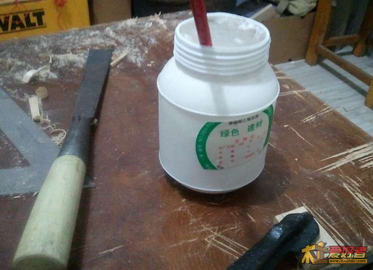 077-在楔子上抹点白胶,再敲进去.这是在小区门口建材店买的,不知名品牌5元.其实还是过去.jpg