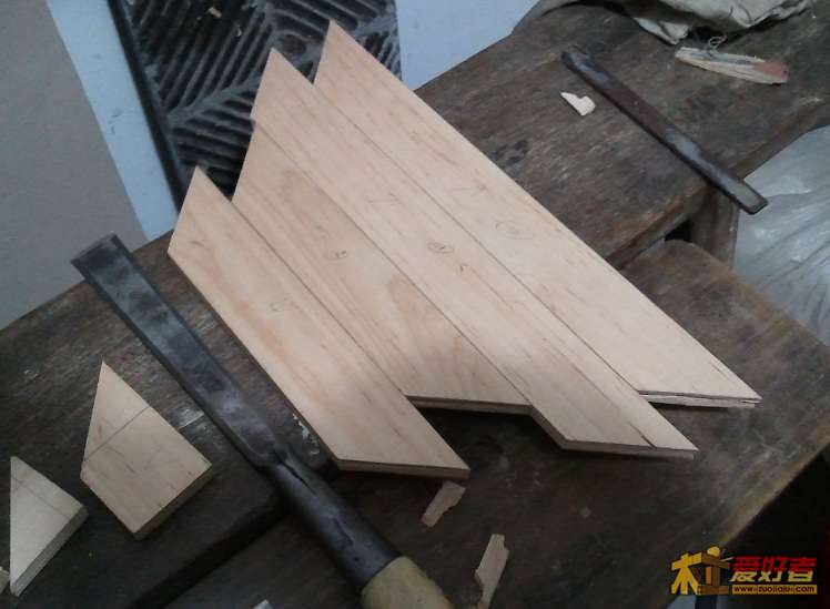 081-换场景了,这个场景在第2次作业里也出现过,是老家楼下的储藏室-锯出长短4块牙板的外形.jpg