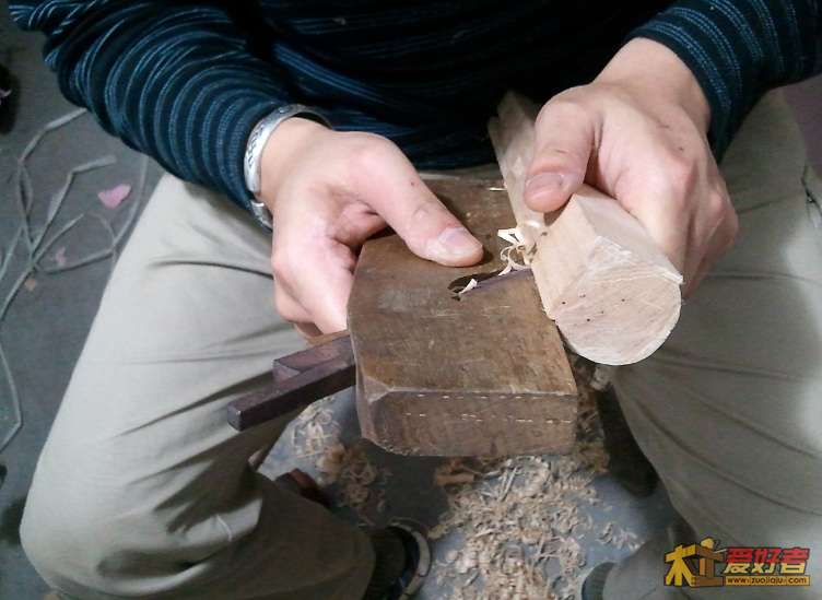 092-靠近边线处,用杀肩刨小心修,其实这都是在将就工具,凑合用,有个外圆刨要省事不少.jpg