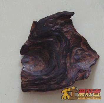 这是一块越黄小片，忘了放参造物了!感觉内中有图案。拿下！回家再琢磨去！