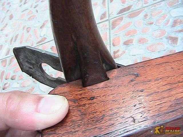 利用刨刀将手柄锁定于刨身