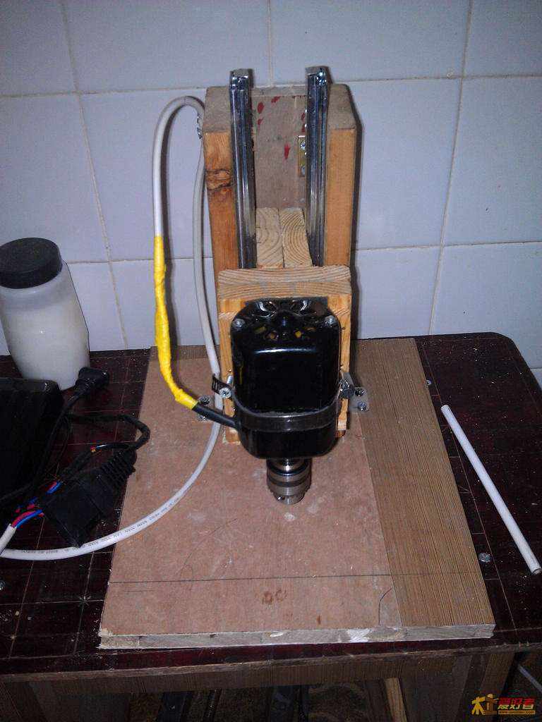 台钻电机是缝纫机电机180W，本来是打算做小车床的，买来后发现转速太高，调速后又没扭力，就闲置起来。其实 ...
