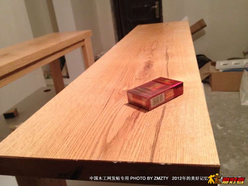 凳子面打磨中