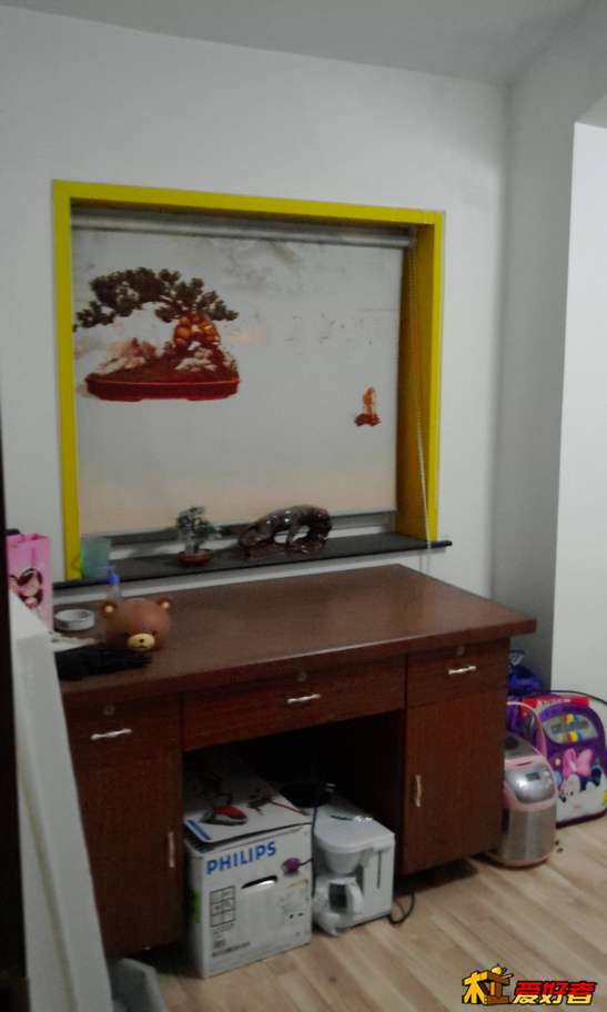 先把这个桌子当个工作台.jpg