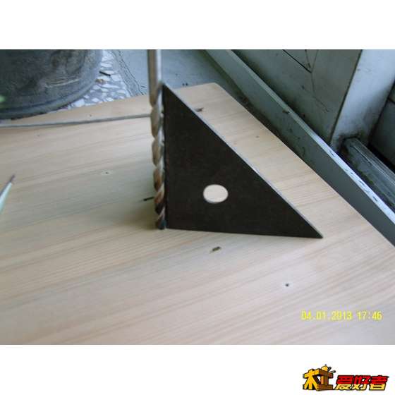 用钻打孔时，用过线尺可确定垂直