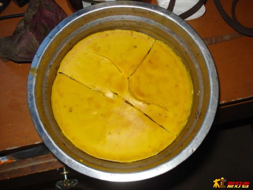 用棉布再次过滤后的蜂蜡（我们叫黄蜡））