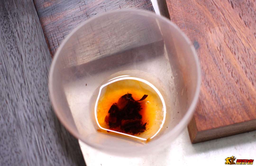 虽然明知是紫檀，但还是做了个实验，入酒精一分钟！