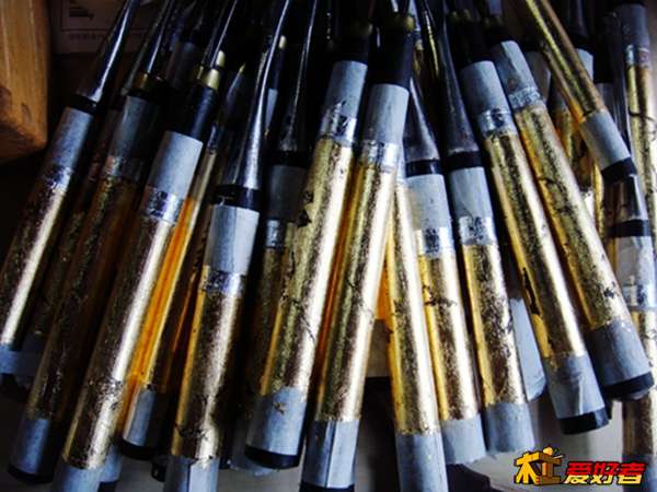 贴上金箔（应该是电化铝箔）