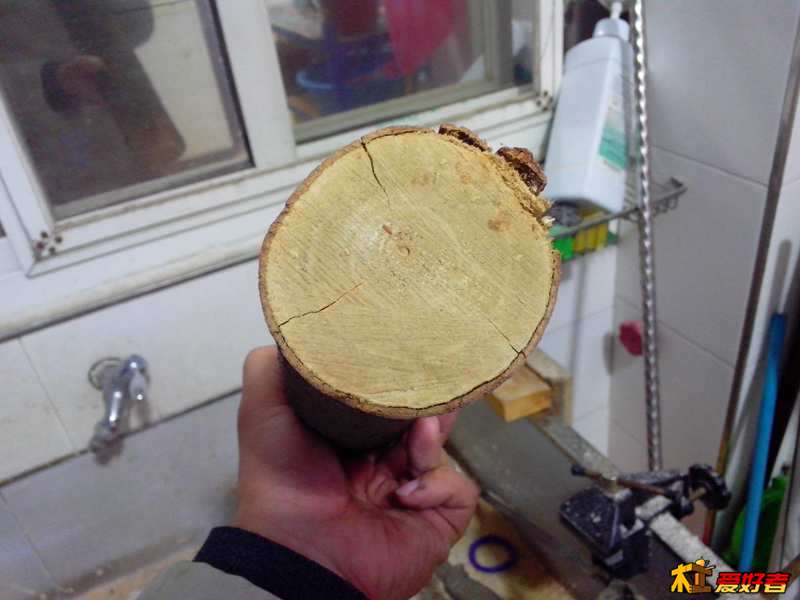 这根是几年前的樟木   看来有点裂了    是不是树太嫩过的原因？？？