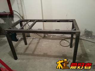 为压刨自己焊的工作台。