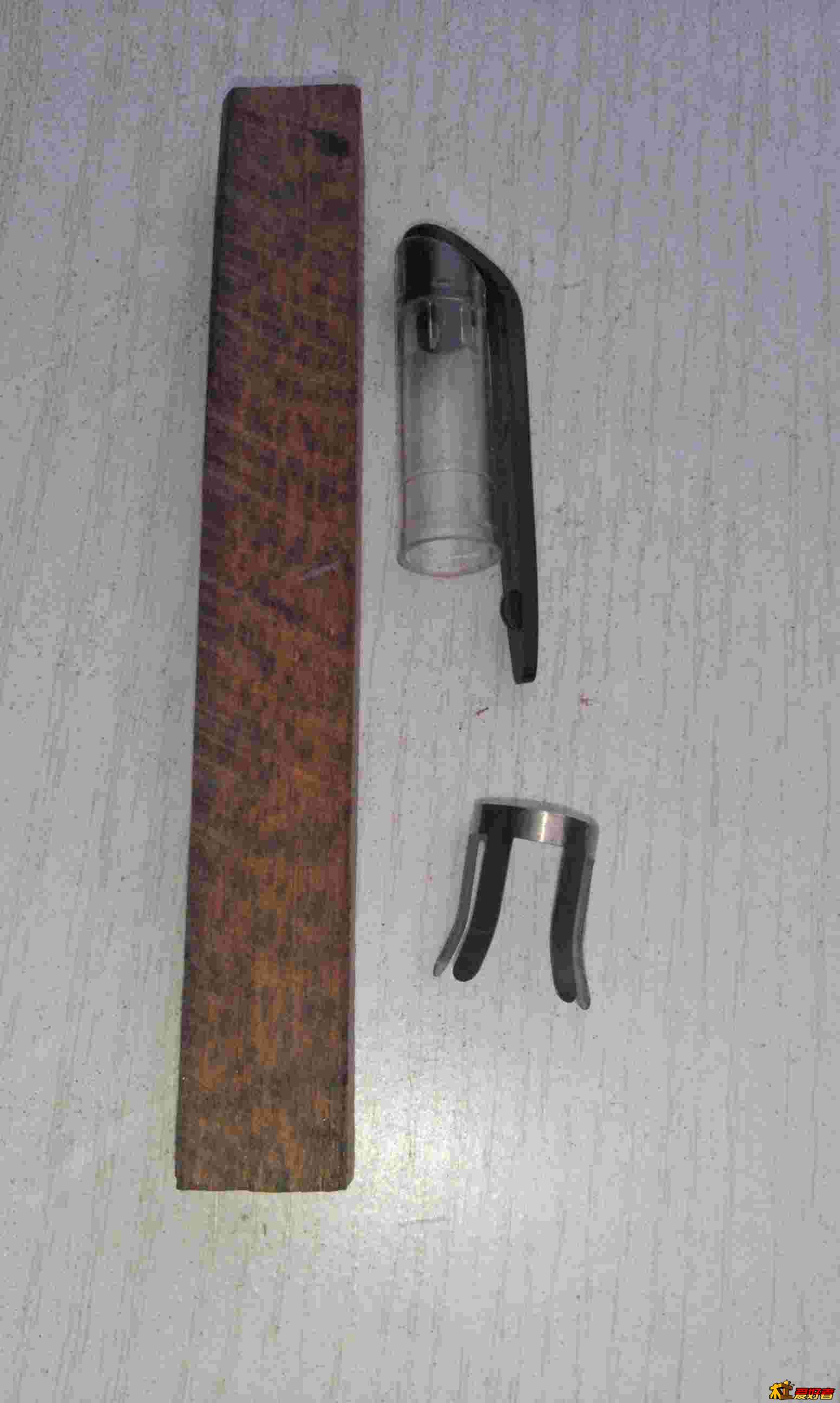笔套 用旧钢笔的配件，下料为12mm方料，大孔10mm 小孔8mm