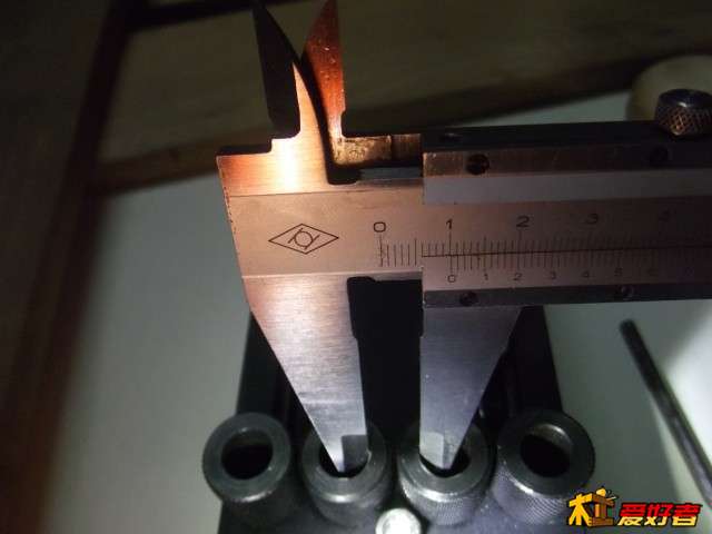 现在孔的中心圆点距离是20mm