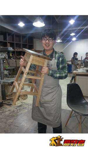 这是哥们在北京小贝老师处学习木工时期的样子和作品