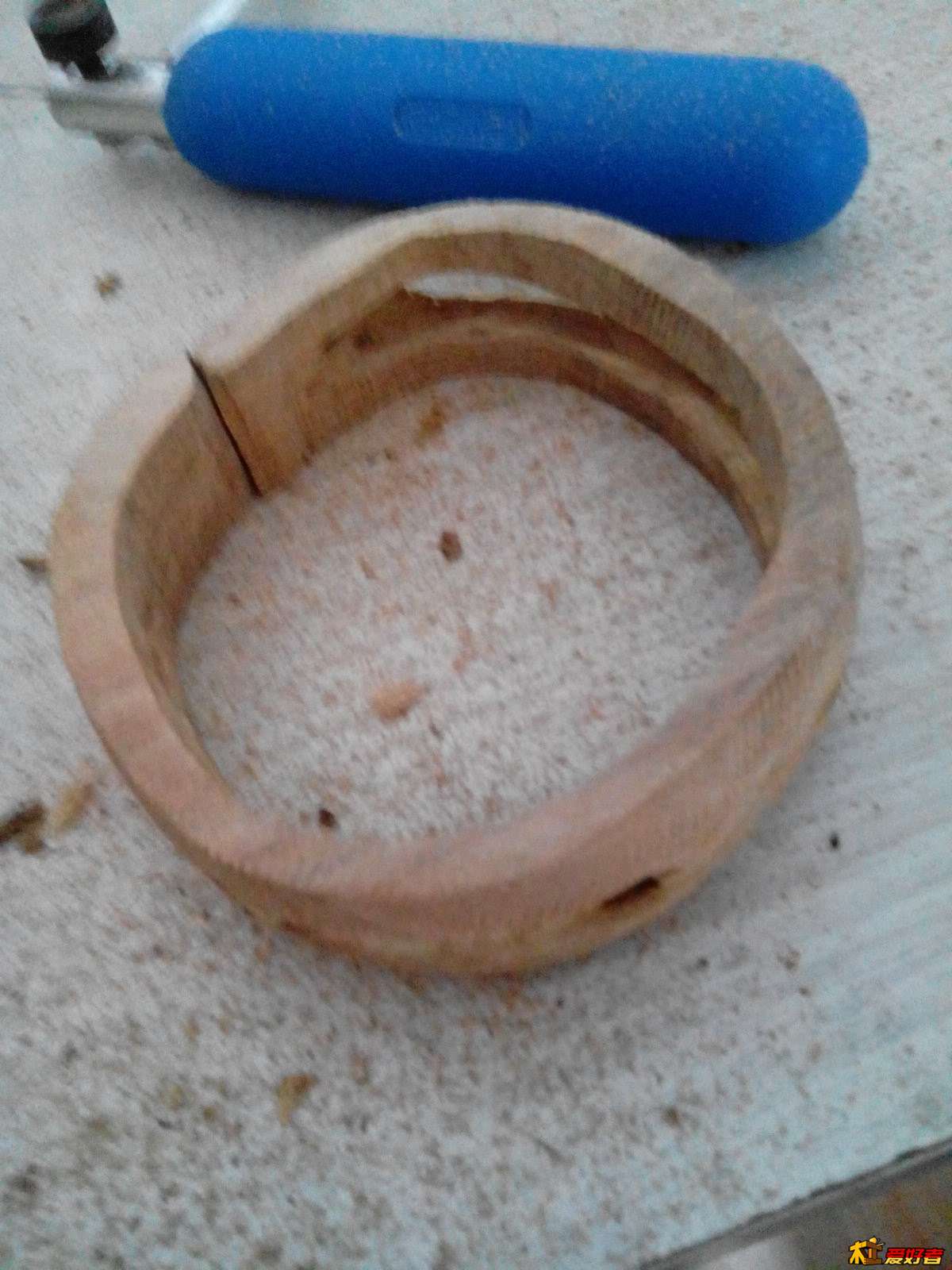 只挖了两面，中间留了一点儿，怕后期加工的时候断了，上砂纸的时候再挖通