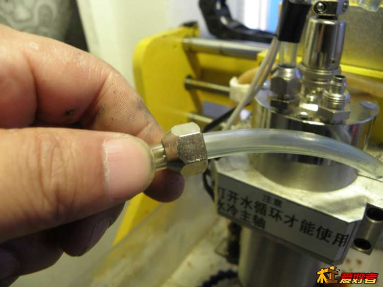 这种接头装的时候特别注意，最好先把帽子穿进去，不然从另一边穿的话，有点困难。