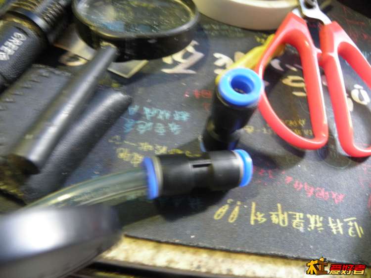 这种气管快速接头几块钱一个，但个人感觉效果很好，安全、快捷、且拆也方便。就是有点小贵 