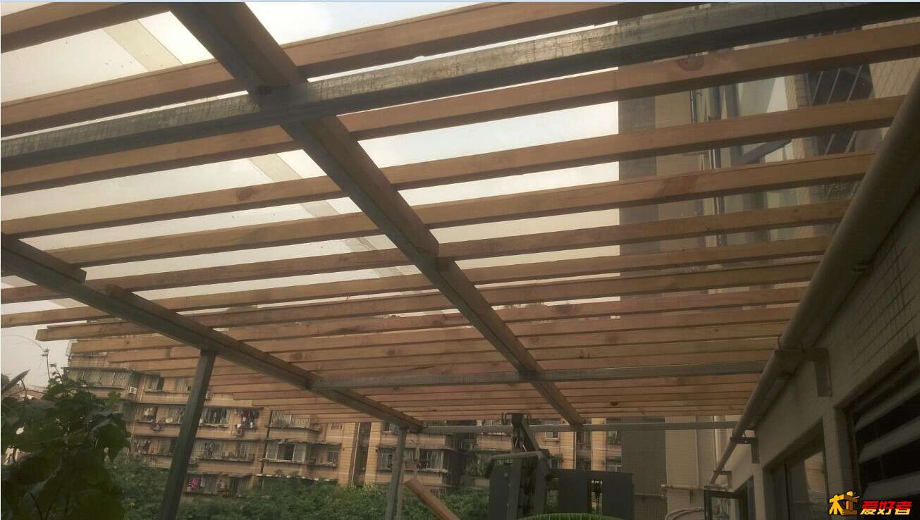 雨棚及葡萄架终于搭好.jpg