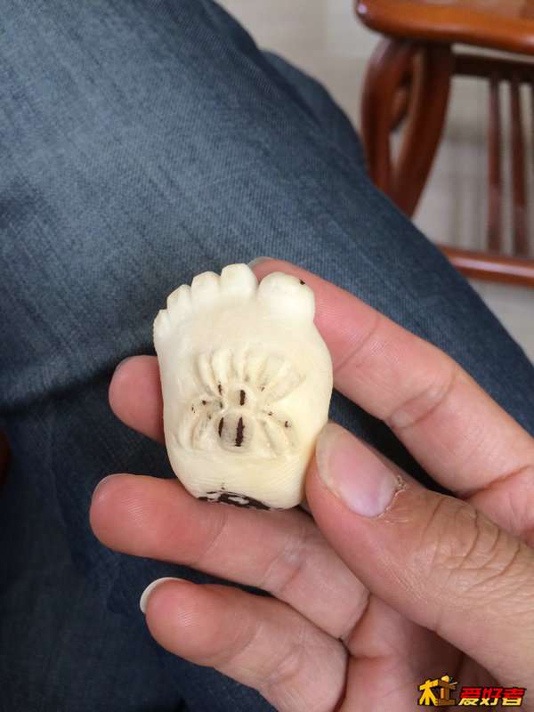 根据大拇指的位置看，把其余的四根脚趾用三角锉刀慢慢修出来