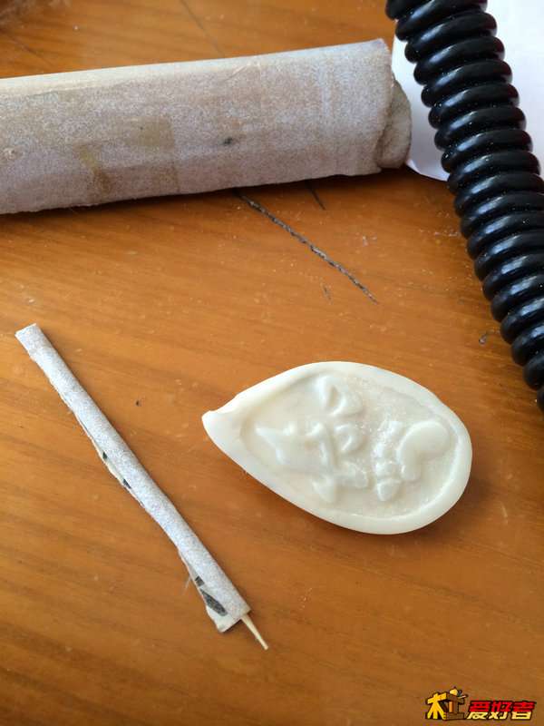 学红衣法师，用502把砂纸粘到牙签上