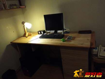 基本完成的桌子，缺键盘抽屉