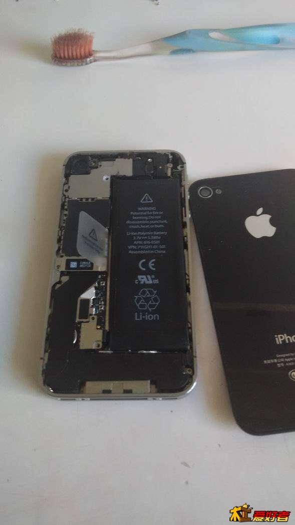 后盖顺利拿下，露出内部，然后把能看到的螺丝全拧下来