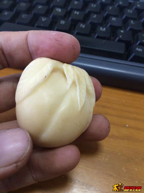 最后用到2MM的半圆刻刀慢慢的掏叶子