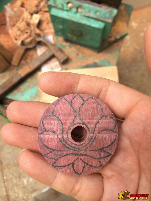 镯子芯开好料后，直接掏好园洞，然后在上面画好线
