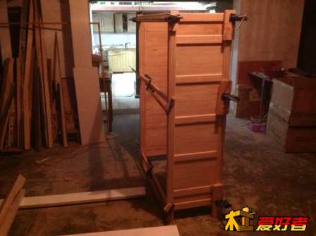 上胶上夹具，背板是5mm的胶合板，这里偷懒了，抽屉底板也是