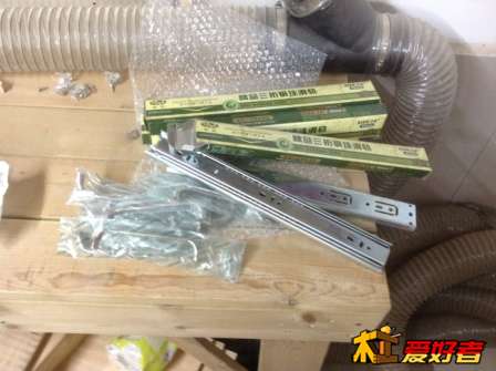 上轨道，这时候旁山的木楞有大用了，要上螺丝的，薄板不行，螺丝会出来的
