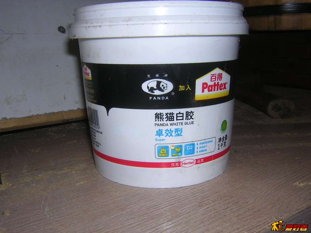 这是我买的乳胶。使用中不小心反扣在地上新买的一桶胶还没怎么使就报废了。