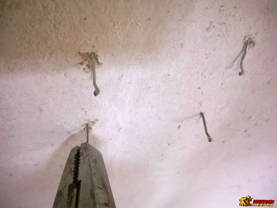 把墙上气钉拔掉