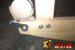这个旋转万向止动轮近照，X淘上买的5元一个，不知道质量这么样！