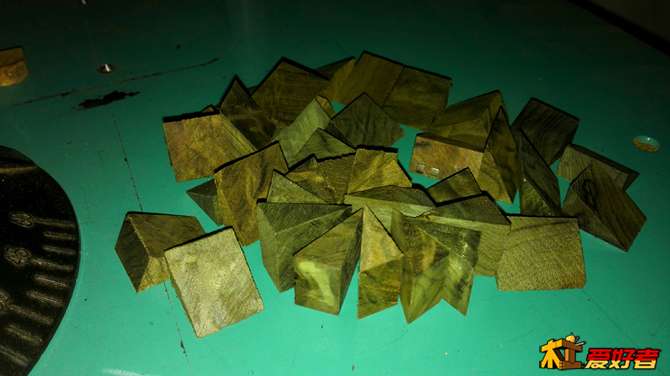 得到尺寸一致的小直角,照片里仅仅是小部分,我锯这个用了三天的下班时间.