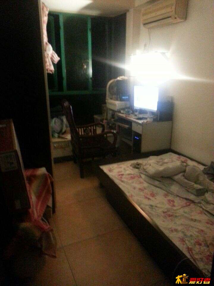装修前房间已经发黄了