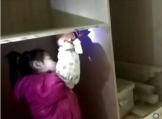 小孩可能看多我们动手，所以操作起来还有板有眼斜孔上螺丝
