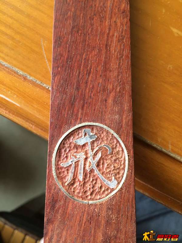 用牙机带着球刀先顺着字将边缘修理好，然后打麻底，